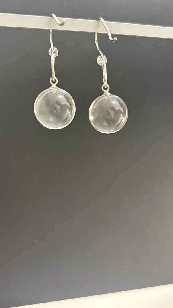 请看清。一只白水晶大灯泡耳坠。需要拍两份才是一对耳坠