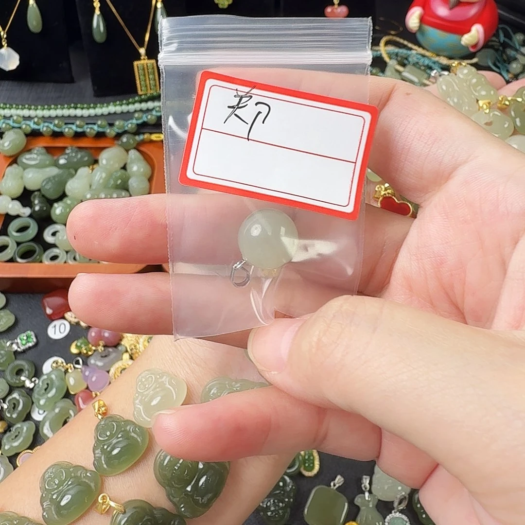 郑****和田玉未镶嵌颈饰