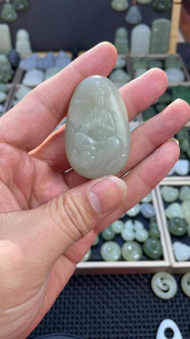 男士玉石吊坠和田玉随型观音时尚雕刻精雕精美