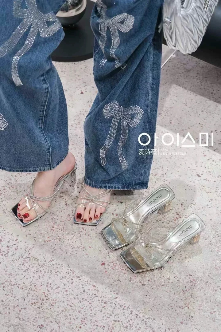 爱诗薇2025夏一字带钻钻方头方跟凉拖鞋露趾水晶跟时装一字带凉拖