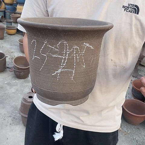 中国宜兴紫砂花盆，