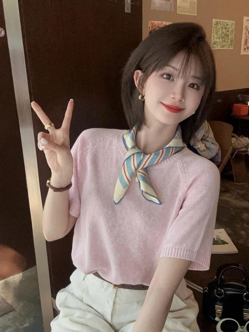 【怦然心动】韩系粉色针织短款上衣搭配高腰白色休闲长裤两件套装