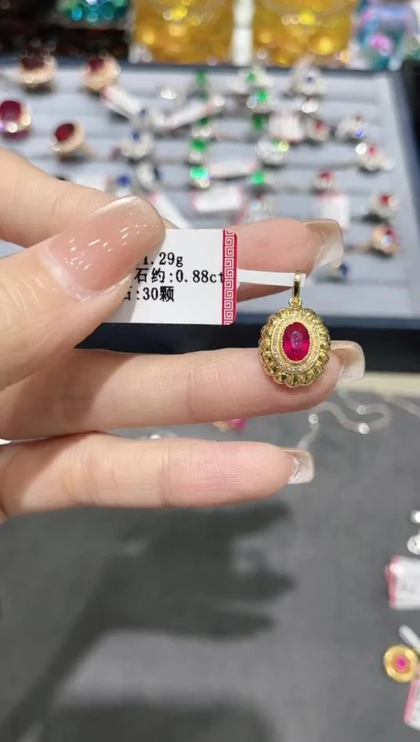 18K金镶嵌天然红宝石吊坠