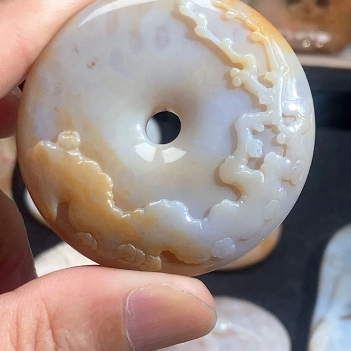 莫***言硅化珊瑚（珊瑚玉）未镶嵌颈饰