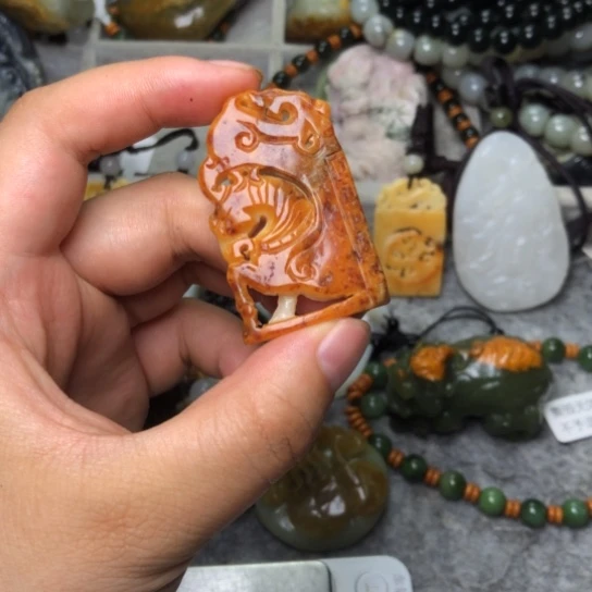 乘***8和田玉未镶嵌把件总价170