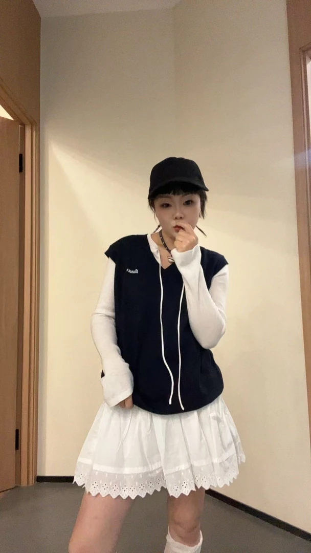 小小苏上衣【XECF10007】藏蓝色绣花设计V领马甲背心女秋冬打底衫