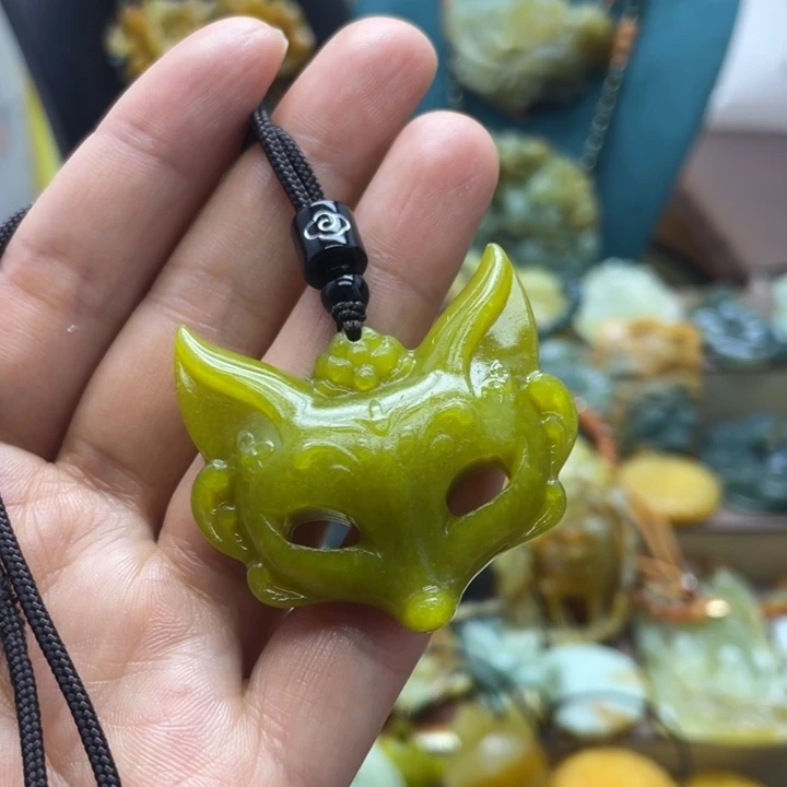 蛇纹石玉未镶嵌颈饰