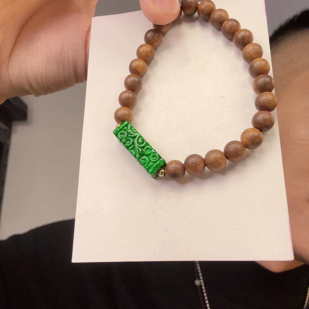 翡翠未镶嵌颈饰一件