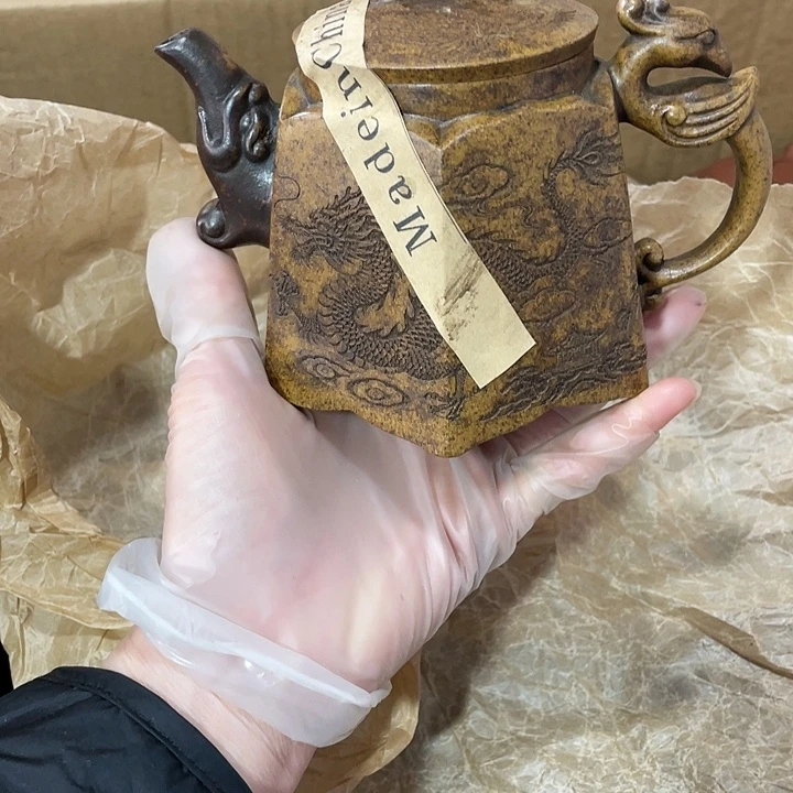 紫砂茶壶原矿泥料，纯手工制作的一把紫砂壶。