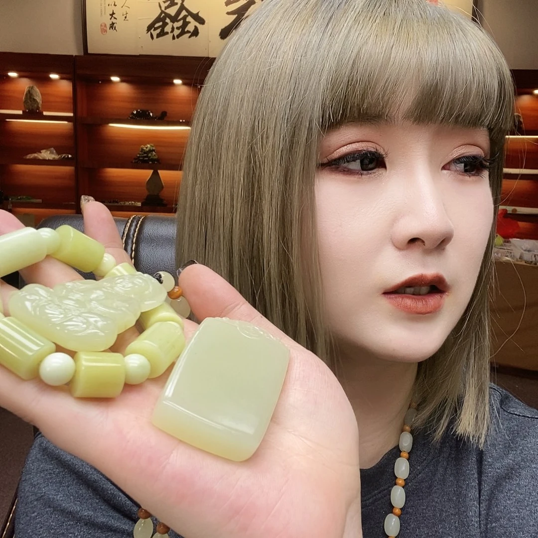 老***鱼和田玉未镶嵌颈饰