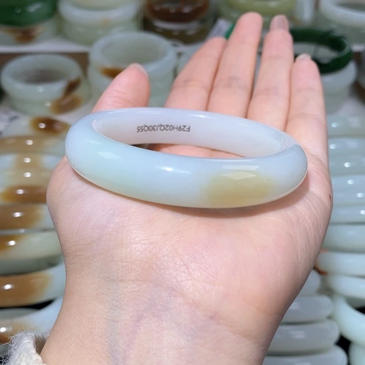 和田玉手镯未镶嵌糖白三色镯