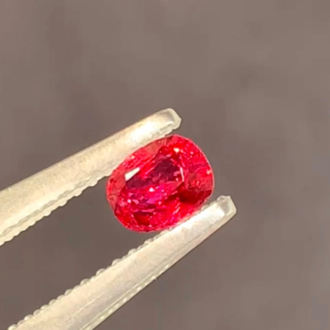 无烧尖晶石绝地尖晶石0.42克拉璀璨绚丽火彩晶体通透犀利璀璨