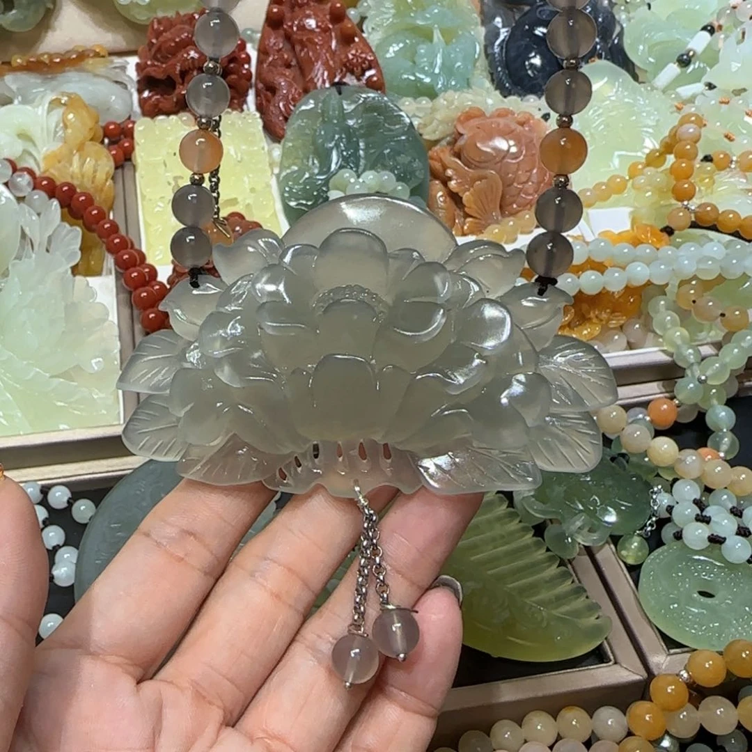 未镶嵌蛇纹石玉吊坠