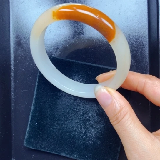 石英质玉（黄龙玉）未镶嵌颈饰