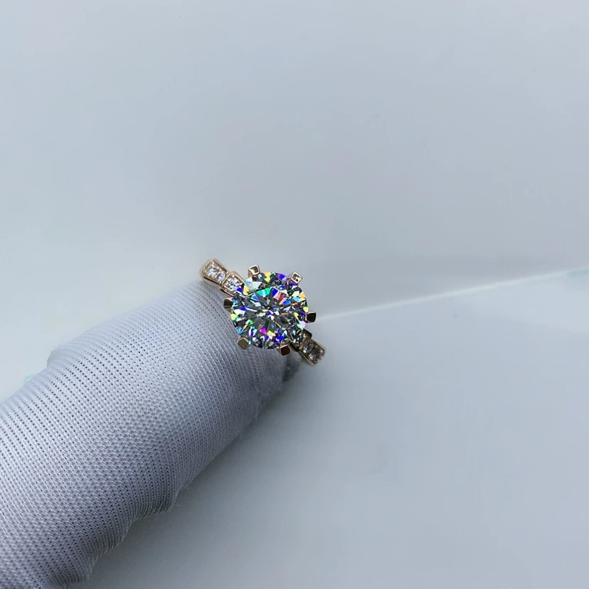 【闪购商品】合成碳硅石戒指/指环18K金镶嵌菲*