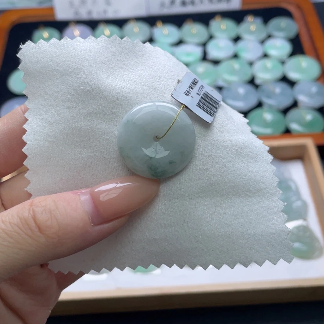 翡翠未镶嵌颈饰平安扣