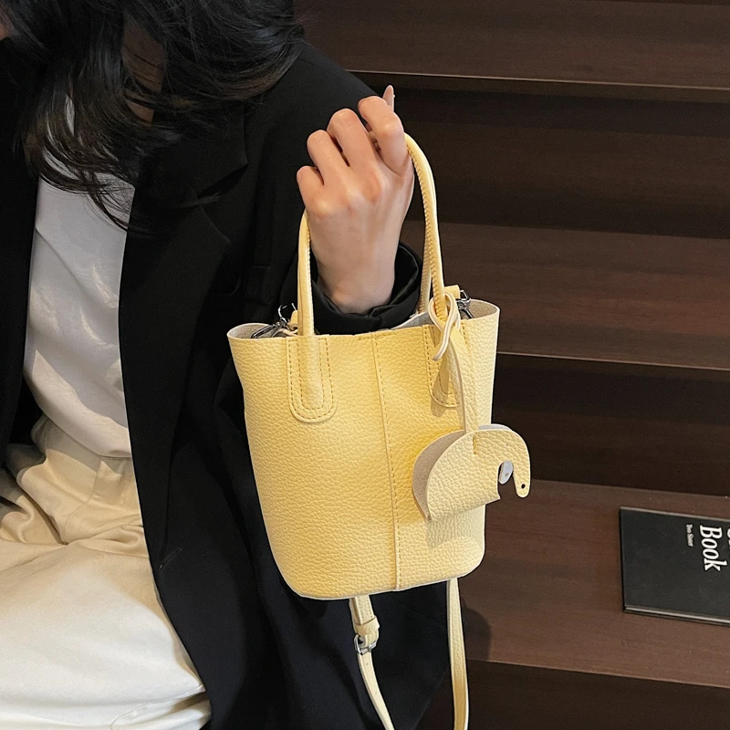 YUSMYU2025早春新款软皮时尚手提水桶包百搭通勤单肩斜挎小包包女