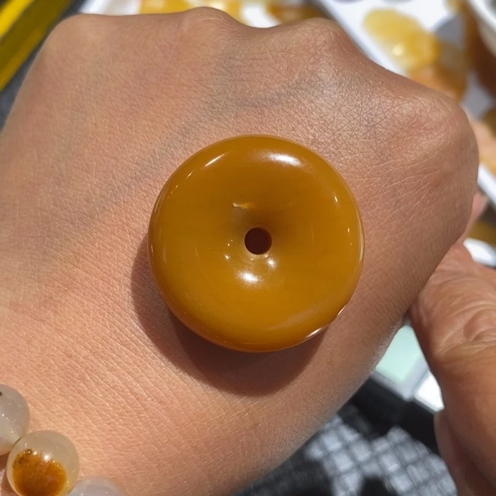 未镶嵌石英质玉（黄龙玉）颈饰
