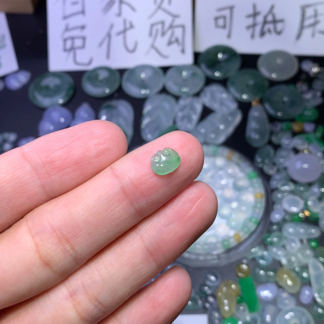 翡翠未镶嵌颈饰如意头
