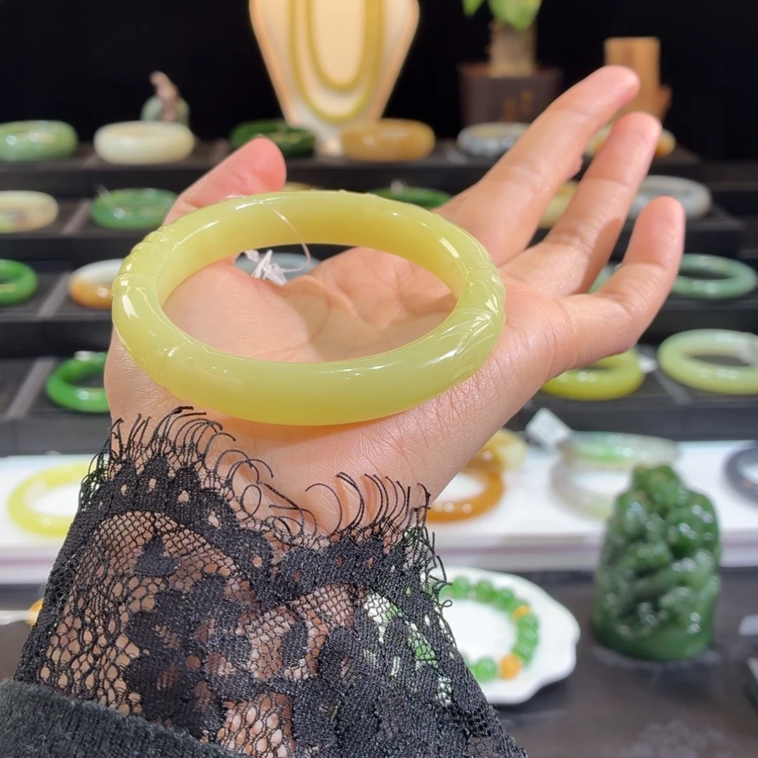 和田玉未镶嵌手镯雕刻黄口手镯55