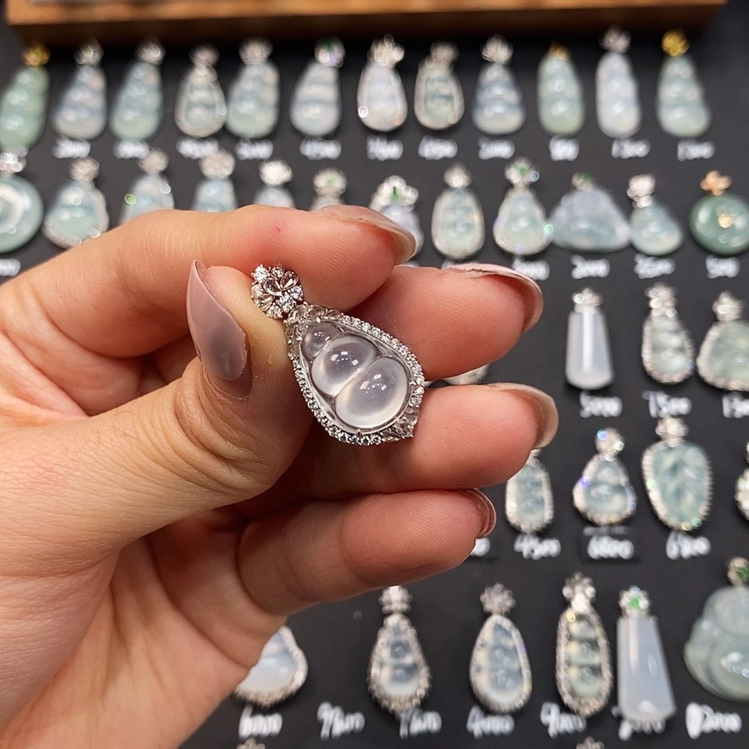 翡翠18K金镶嵌颈饰