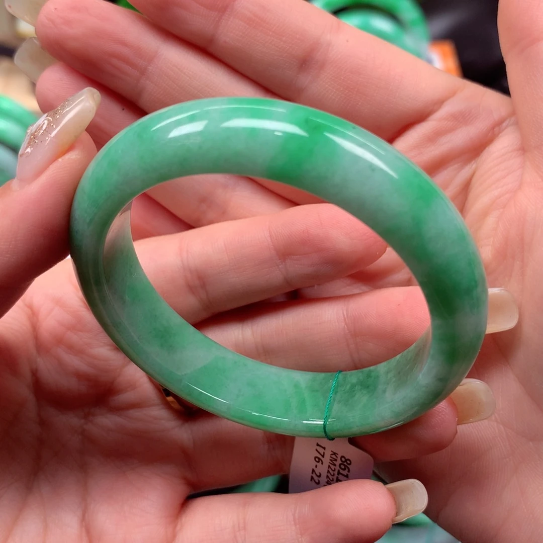 翡翠手镯未镶嵌翡翠