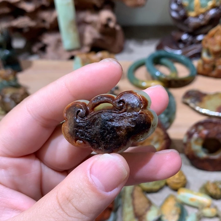 未镶嵌岫岩河磨玉（透闪石质玉）把件黥*铸