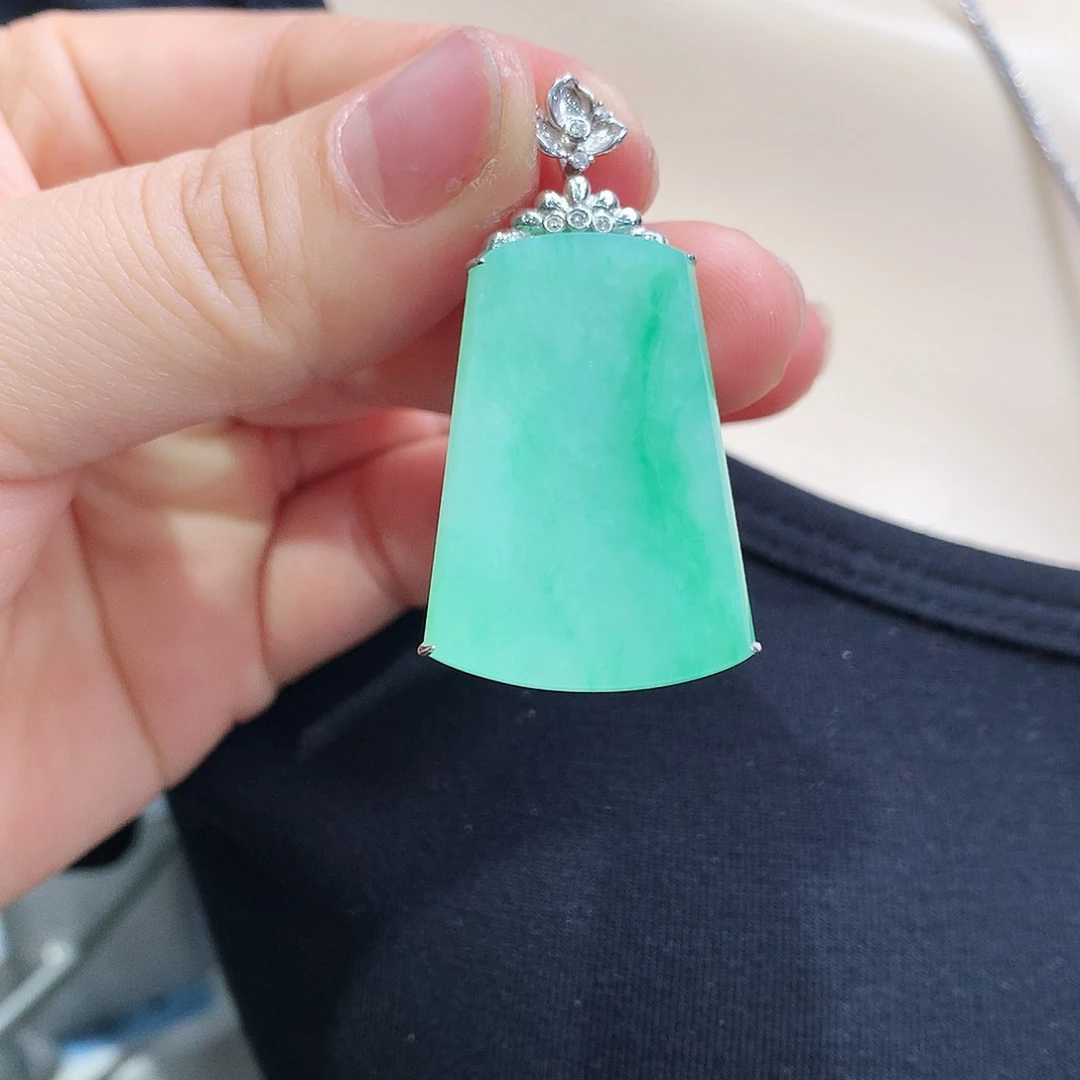 翡翠颈饰18K金镶嵌无事牌