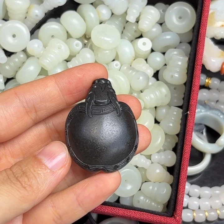 颈饰未镶嵌和田玉（白玉）