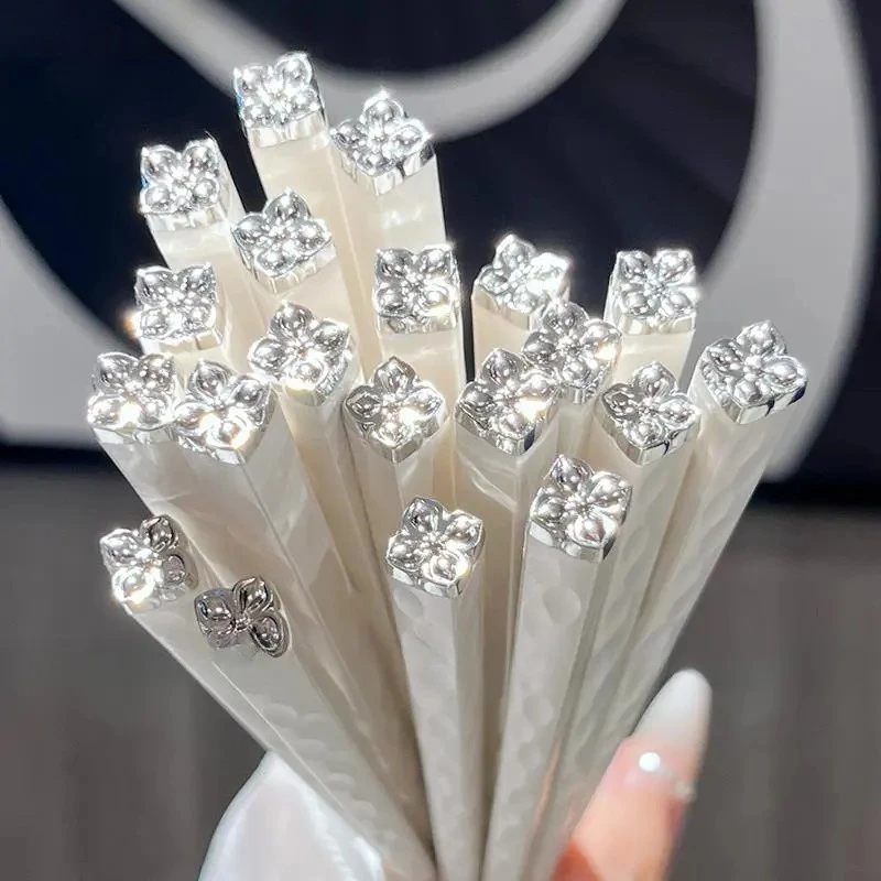 四叶草款时尚厨房家用筷子餐具白银合金防滑不易发霉餐具一人一筷