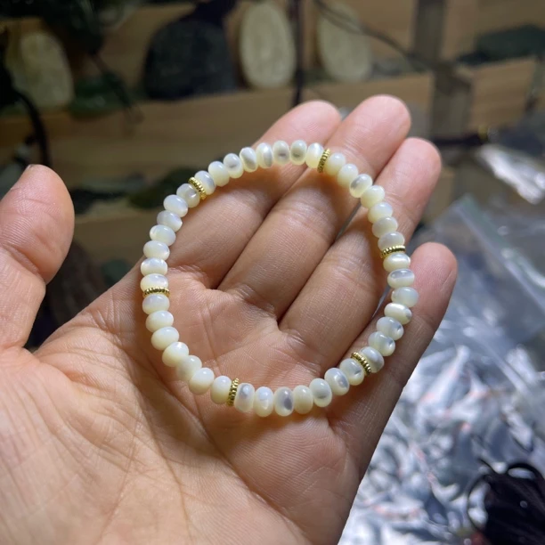 天然珍珠贝母手链一条