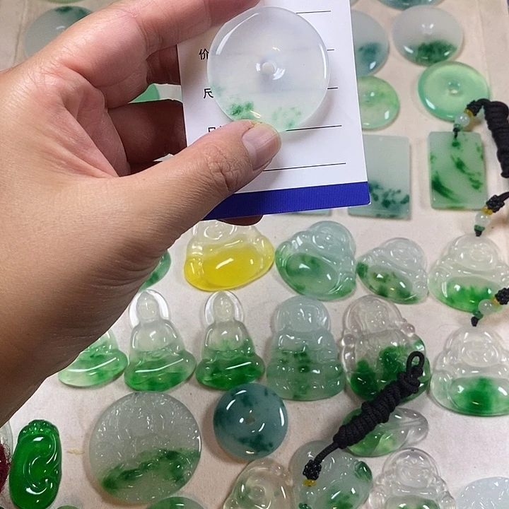 翡翠未镶嵌颈饰平安扣