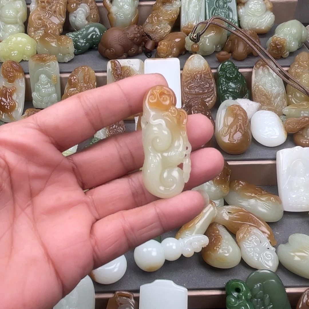 人***年和田玉未镶嵌颈饰