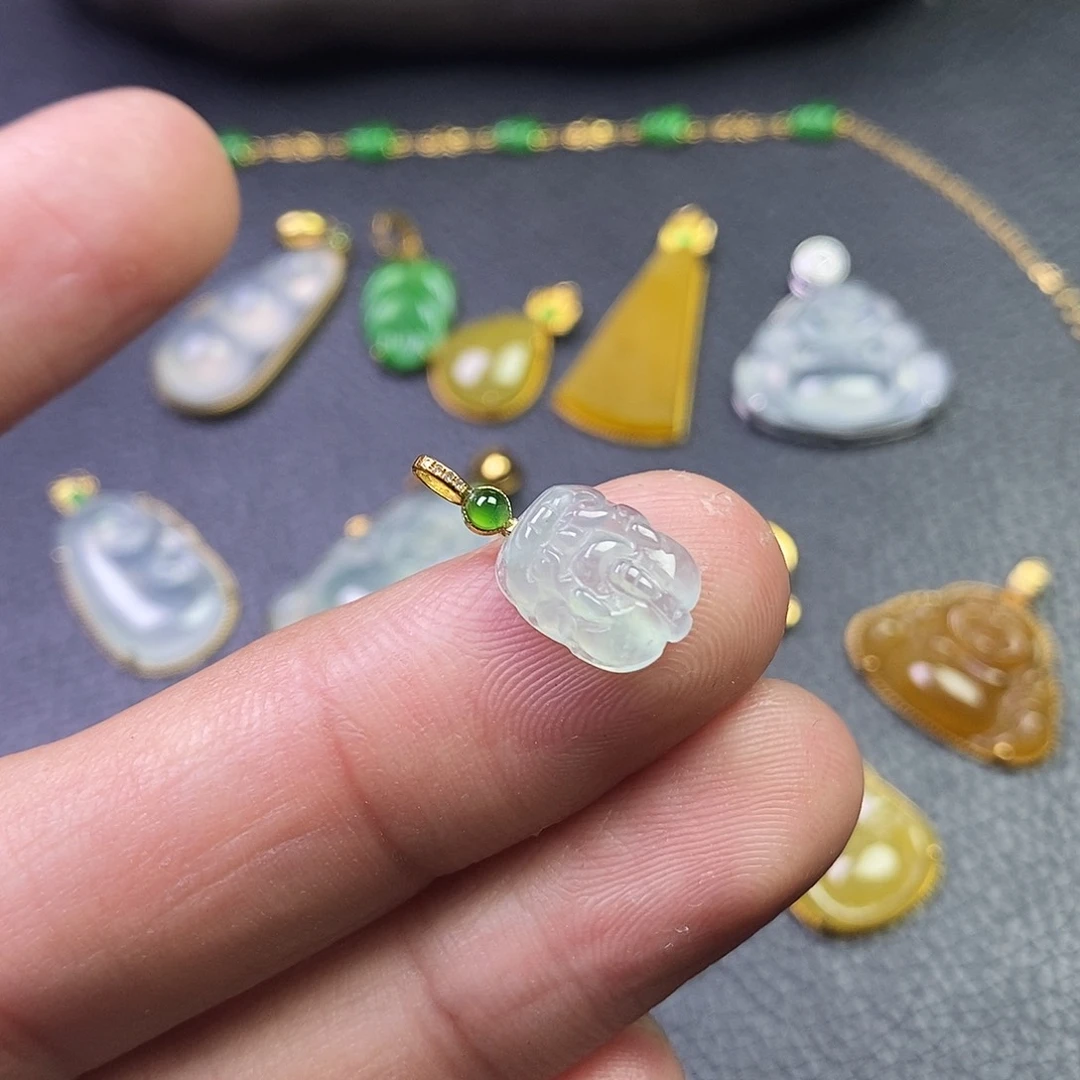 颈饰18K金镶嵌翡翠