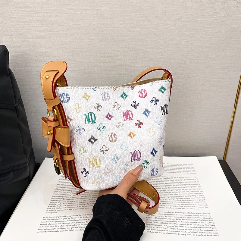 今年流行包包女2025年新款夏季手提撞色简约时尚斜挎包休闲水桶包