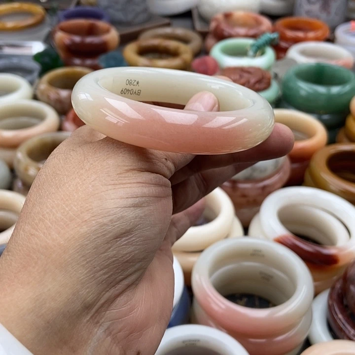 石英岩玉未镶嵌手镯粉桃