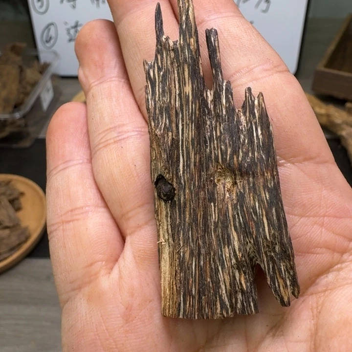 泰国九九沉3.7克。