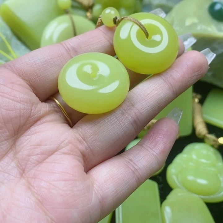 陈***庆布新疆黄玉扣子吊坠