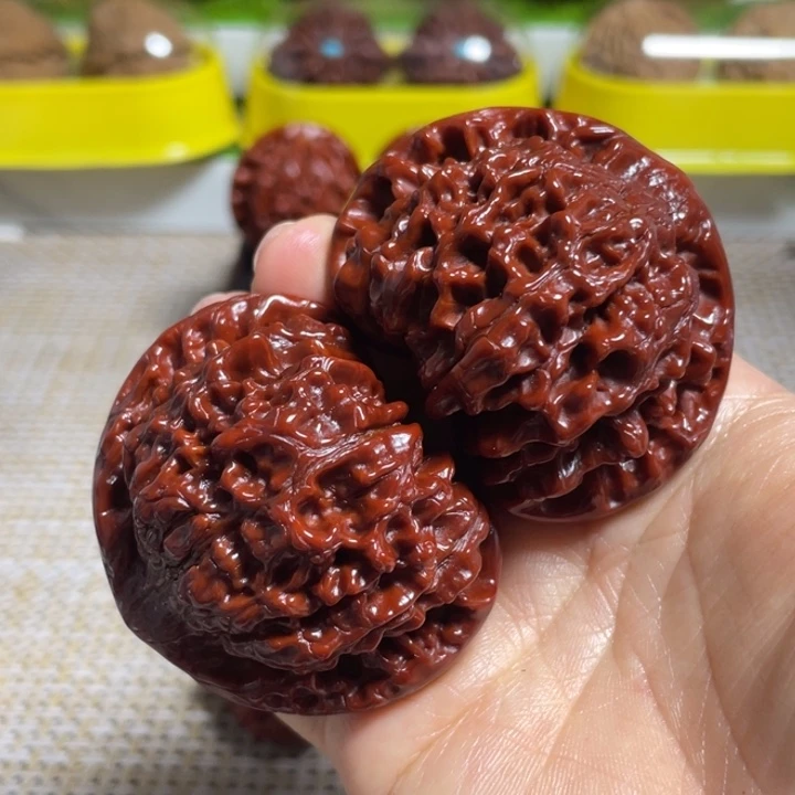 桃核把件53边47肚官帽