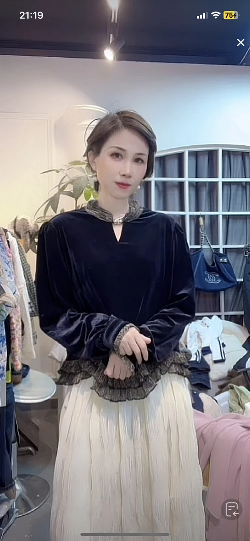 小V领边砖装饰丝绒长袖上衣-果梓3041