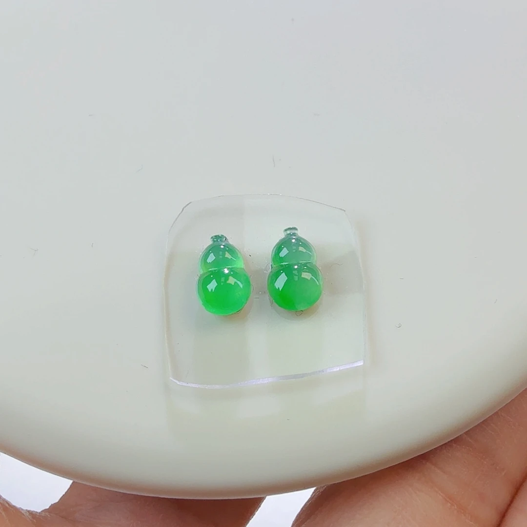 翡翠裸石冰绿葫芦一对