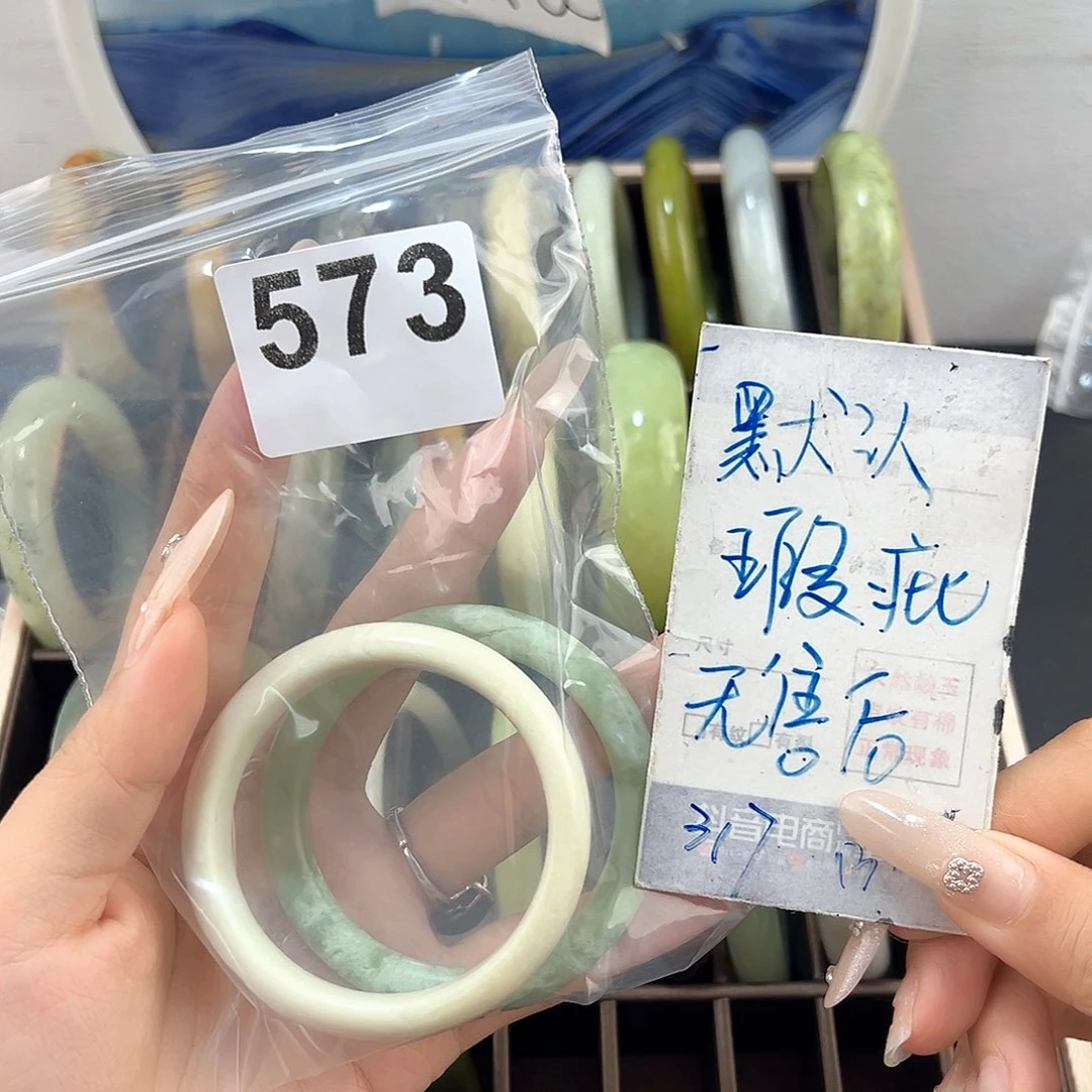 春***合蛇纹石玉未镶嵌颈饰