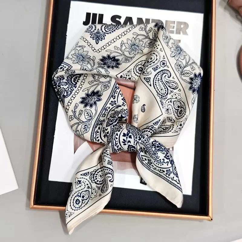 2025新款新品70cm米白四宫格素色韩系巾护颈防风方巾披肩保暖丝巾