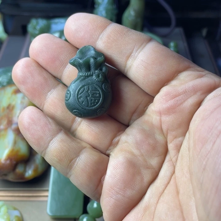 未镶嵌岫岩老玉（透闪石质玉）挂件