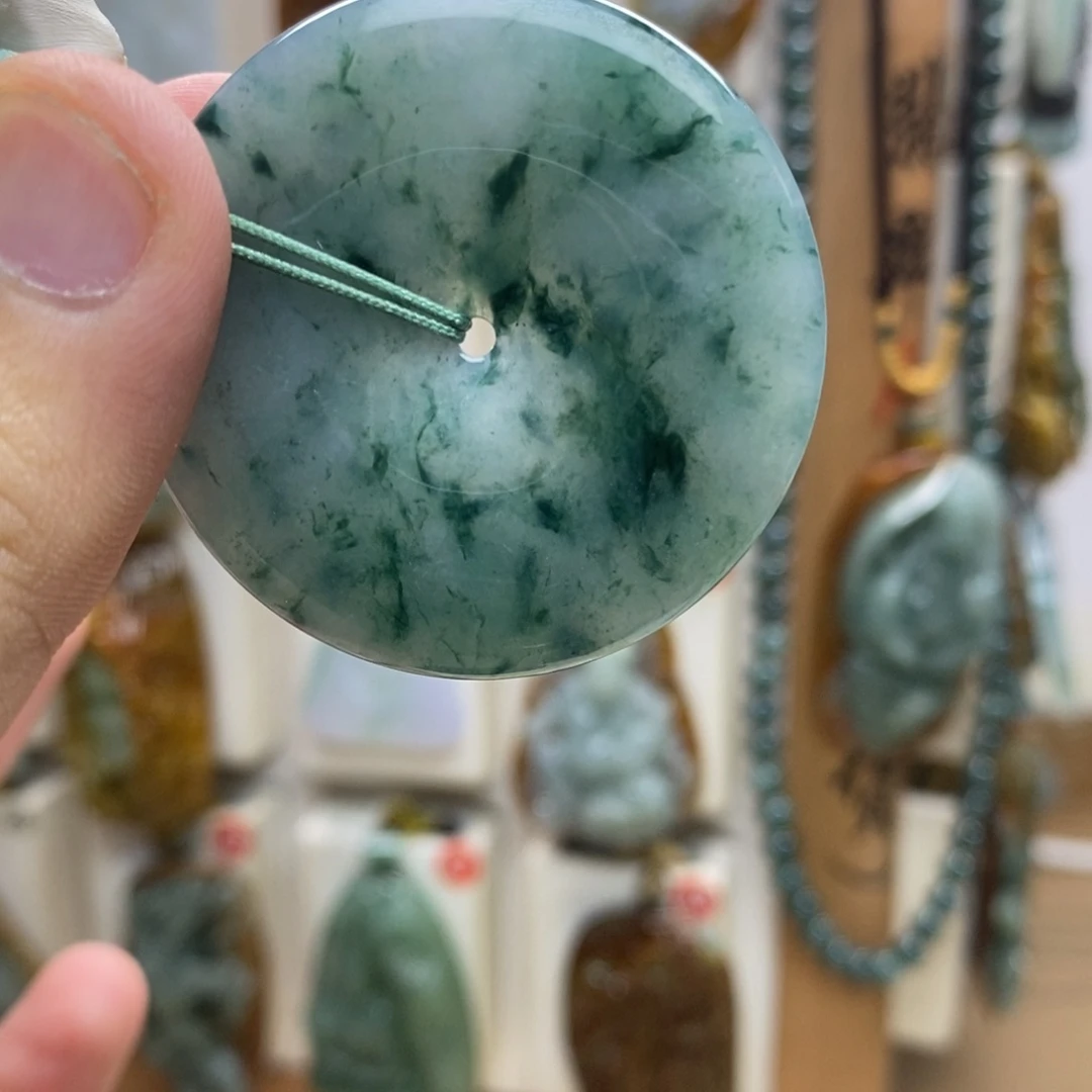 翡翠未镶嵌颈饰平安扣