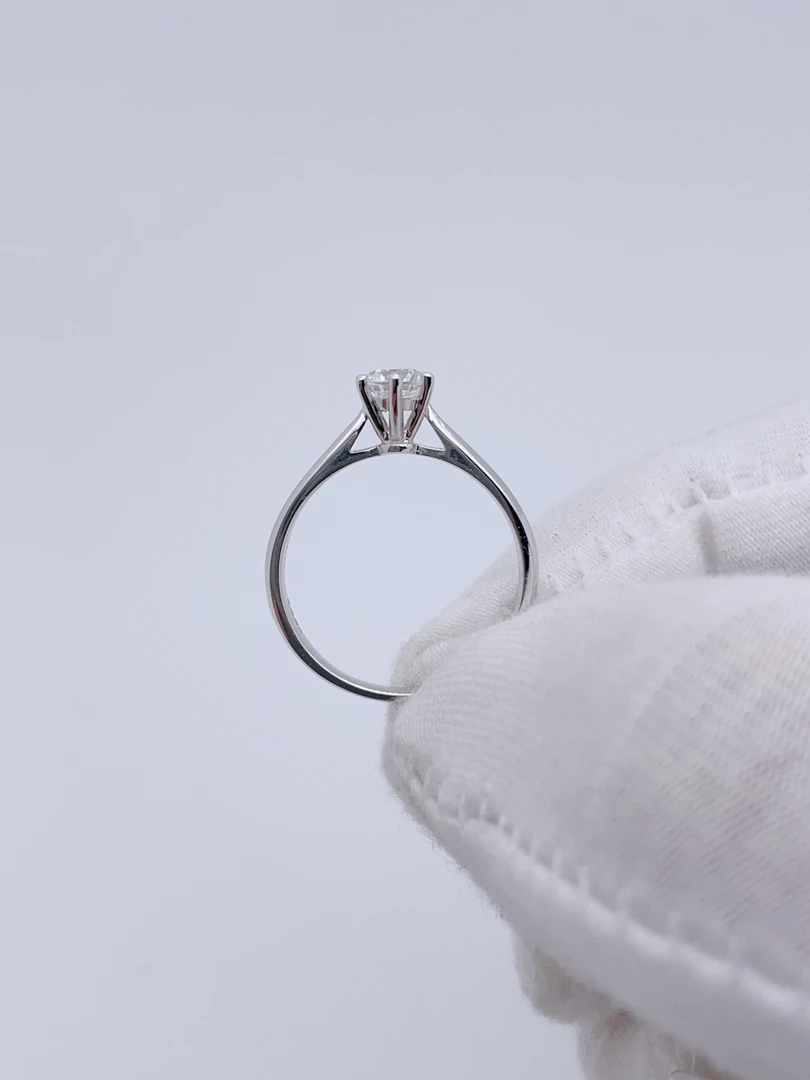 18k金主钻50份经典六爪钻戒钻石净度VS颜色fg  13#