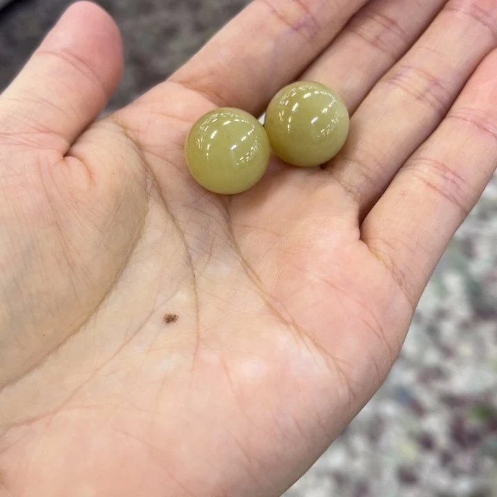 颈饰未镶嵌岫岩老玉（透闪石质玉）