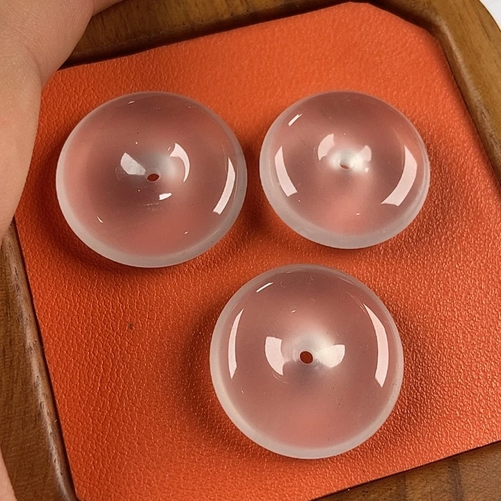 石英质玉未镶嵌颈饰平安扣