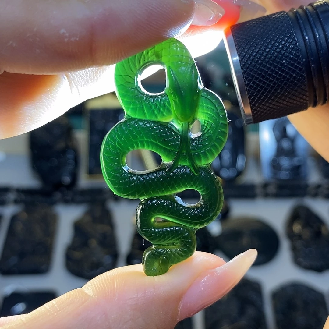 蛇纹石玉未镶嵌颈饰