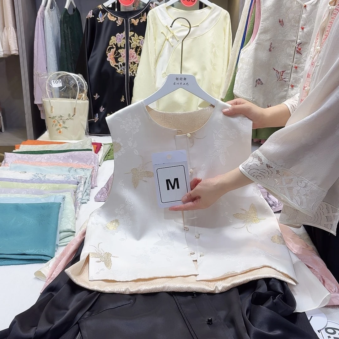 紫***萍非遗传承人的精神风貌